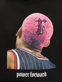 Sort stof har et grafik af en person med pink hår og et mønster, iført en stribet trøje. Teksten "power forward" står nedenfor.