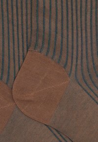 Calzini marroni con sottili strisce blu scuro, texture liscia e punta e tallone rinforzati per maggior durabilità. Forma uniforme con finitura senza giunture.