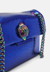 Borsa a mano in ecopelle blu con finitura testurizzata, dotata di una chiusura in metallo multicolore e di una tracolla metallica.