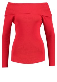 Top rosso off-the-shoulder con maniche lunghe in tessuto a coste. Design aderente con scollatura ampia, texture liscia e senza decorazioni.