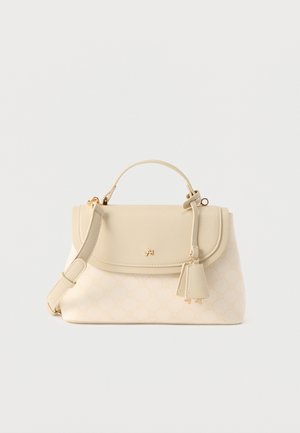 Μπεζ τσάντα με πάνω λαβή, ρυθμιζόμενο ιμάντα ώμου, κλείσιμο με καπάκι, διακριτικό μοτίβο μονόγραμμα και μικρή δερμάτινη ταμπέλα προσαρτημένη.