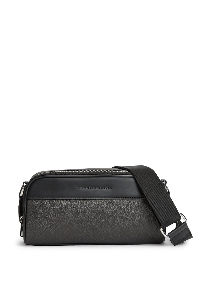 Μαύρο ορθογώνιο δερμάτινο τσαντάκι ώμου με υφή στο κάτω μισό, ασημένιο φερμουάρ και ρυθμιζόμενο φαρδύ υφασμάτινο λουρί.