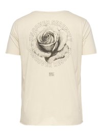 Tricou bej cu grafică detaliată a unei trandafiri negri pe spate, înconjurată de cuvintele „UNCOVER SERENITY DISCOVER RESOLVE” și anul „1995” dedesubt.