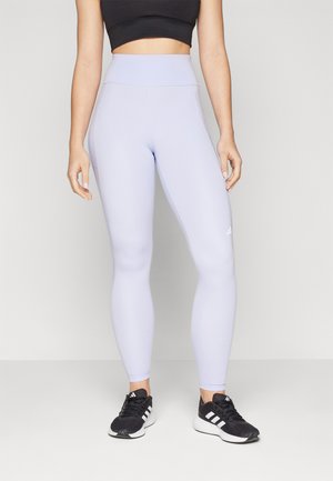 Leggings de culoare mov deschis, cu talie înaltă, realizate dintr-un material elastic, având o textură netedă și un mic logo alb pe piciorul stâng.