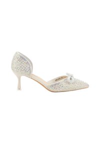 Zapato de tacón adornado con joyas, con punta afilada, gemas transparentes sobre una base blanca y un pequeño lazo decorativo en la punta. Presenta un tacón de aguja.