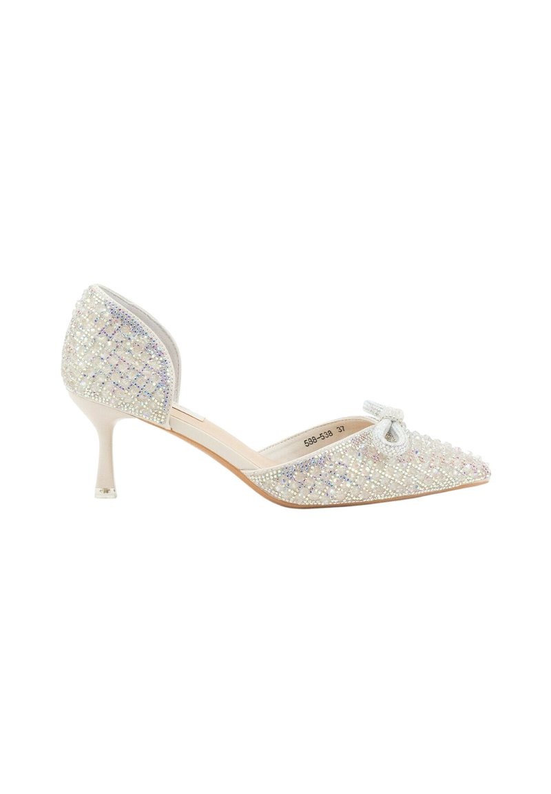 Zapato de tacón adornado con joyas, con punta afilada, gemas transparentes sobre una base blanca y un pequeño lazo decorativo en la punta. Presenta un tacón de aguja.
