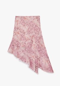 Asymmetrisk lyserød nederdel med lagdelte flæser, prydet med blomster- og paisleymønster i blødt, gennemsigtigt stof.