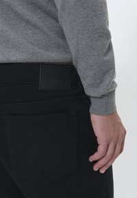 Matinique MIKE - Tiesaus kirpimo džinsai - black