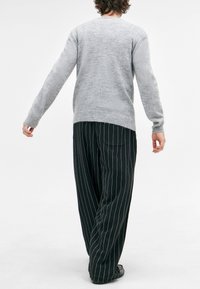 iets frans... HARRI PINSTRIPE UNISEX - Jogginghose - black