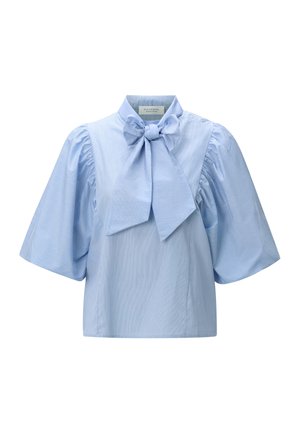 Blusa para mujer azul claro con mangas abullonadas hasta el codo y un gran lazo atado en el cuello.