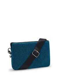 Clutch glitter turchese con tracolla nera regolabile, forma rettangolare, chiusura con zip e sottili accenti metallici. Superficie testurizzata.