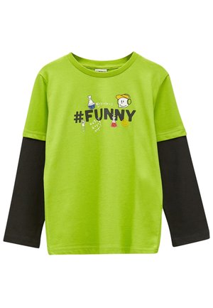Grünes Langarmshirt mit schwarzen Ärmeln, dem Schriftzug "#FUNNY", wissenschaftlichen Reagenzgläsern, mathematischen Formeln und einer Comicfigur, die Kopfhörer und eine Mütze trägt.