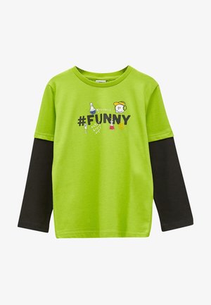Grøn langærmet skjorte med sorte ærmer, teksten "#FUNNY", kemibægre, matematiske formler og en tegneseriefigur, der bærer hovedtelefoner og en kasket.