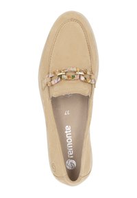 Beige suède instap schoenen met een moccasin ontwerp, featuring een decoratieve kettingaccent in multicolor tinten. Zacht binnenvoerings zichtbaar.