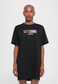 Juoda per didelė marškinėlių suknelė su trumpomis rankovėmis, su daugiabriauniu "Mischino" logotipu ir "JEANS" tekstu per krūtinę. Lygus medvilnės audinys.