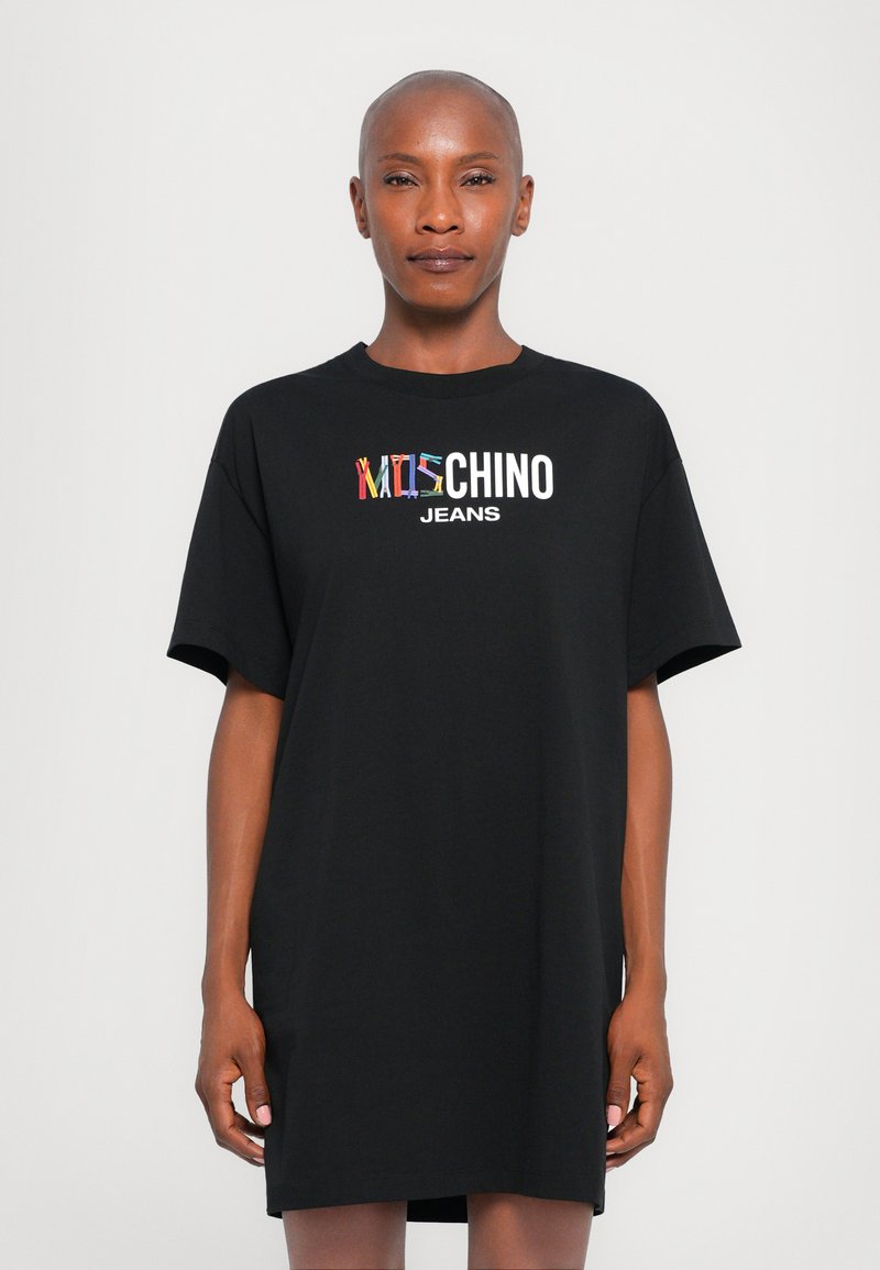Juoda per didelė marškinėlių suknelė su trumpomis rankovėmis, su daugiabriauniu "Mischino" logotipu ir "JEANS" tekstu per krūtinę. Lygus medvilnės audinys.