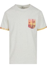Camiseta gris claro con textura moteada, presenta un bolsillo gráfico colorido con un atardecer y palmeras, y mangas estampadas en amarillo.