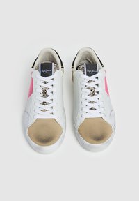 Zapatillas blancas con puntera dorada, acentos en rosa y negro, y detalles de serpiente. Presenta cordones blancos planos y una lengüeta con marca.
