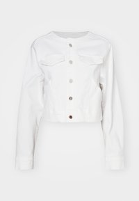 Valkoinen denimitärykpuku pitkillä hihoilla, kahdella rintataskulla, pyöreällä kaula-aukolla ja hopeisilla napilla edessä.