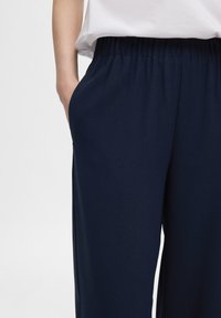 Selected Femme SLFTINNI RELAXED WIDE PANT - Bukse - dark sapphire