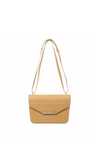 Tan suède handtas met een omslagflap, glimmende rhinestone-accent en een dunne verstelbare schouderriem. Kenmerkt zich door een minimalistische rechthoekige vorm en textuur.