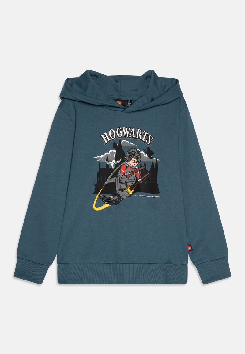 Hoodie bleu avec une figurine LEGO Harry Potter volant sur un balai, silhouette du château de Poudlard, hibou et le texte "Poudlard" au-dessus.