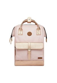 Rosa Rucksack mit metallisch roségoldenen Akzenten, ausgestattet mit einem strukturierten Deckel, einem Tragegriff und einem Logo-Patch. Enthält eine vordere Reißverschlusstasche und verstellbare Träger.