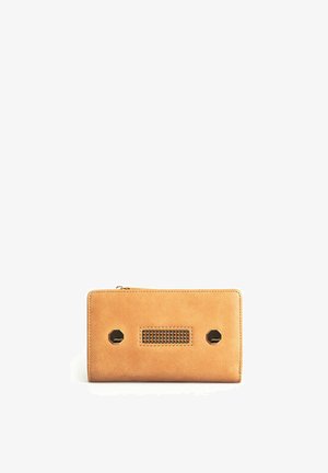 Portefeuille en cuir tan avec une forme rectangulaire plate, présentant un accent en maille métallique et une quincaillerie hexagonale sur le devant. Fermeture à glissière.