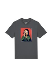 Graues Baumwoll-T-Shirt mit einem grafischen Druck eines schockierten Figures mit weit geöffneten Augen und Händen auf den Wangen, vor einem roten Hintergrund.