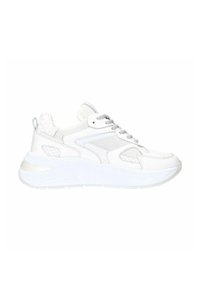 Weißer Sneaker mit einer strukturierten Oberseite, Mesheinsätzen, Schnürsenkeln und einer gepolsterten Sohle. Subtile Akzente verleihen dem Gesamtdesign eine besondere Note.