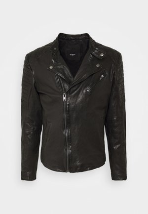 Veste de motard en cuir noir avec fermeture éclair asymétrique, détails matelassés aux épaules, poche poitrine zippée et sangle de col à pressions.