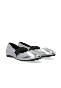 Silberne metallische Ballerinas mit abgerundeter Zehenpartie, die schwarze geraffte Stoffakzente im Obermaterial aufweisen. Eine schwarze Sohle rundet das Design ab.