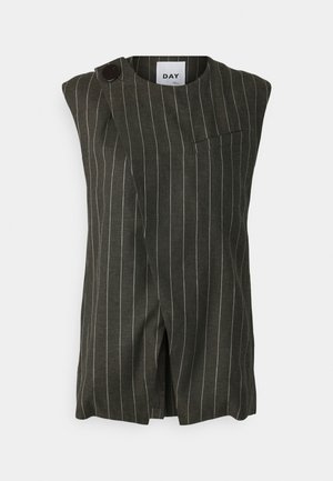 Varrukateta tume roheline vest valgete püstiste triipudega, ühe nööpiga kinnitamine ja rinna-tasku; sisaldab esist lõhenemist.