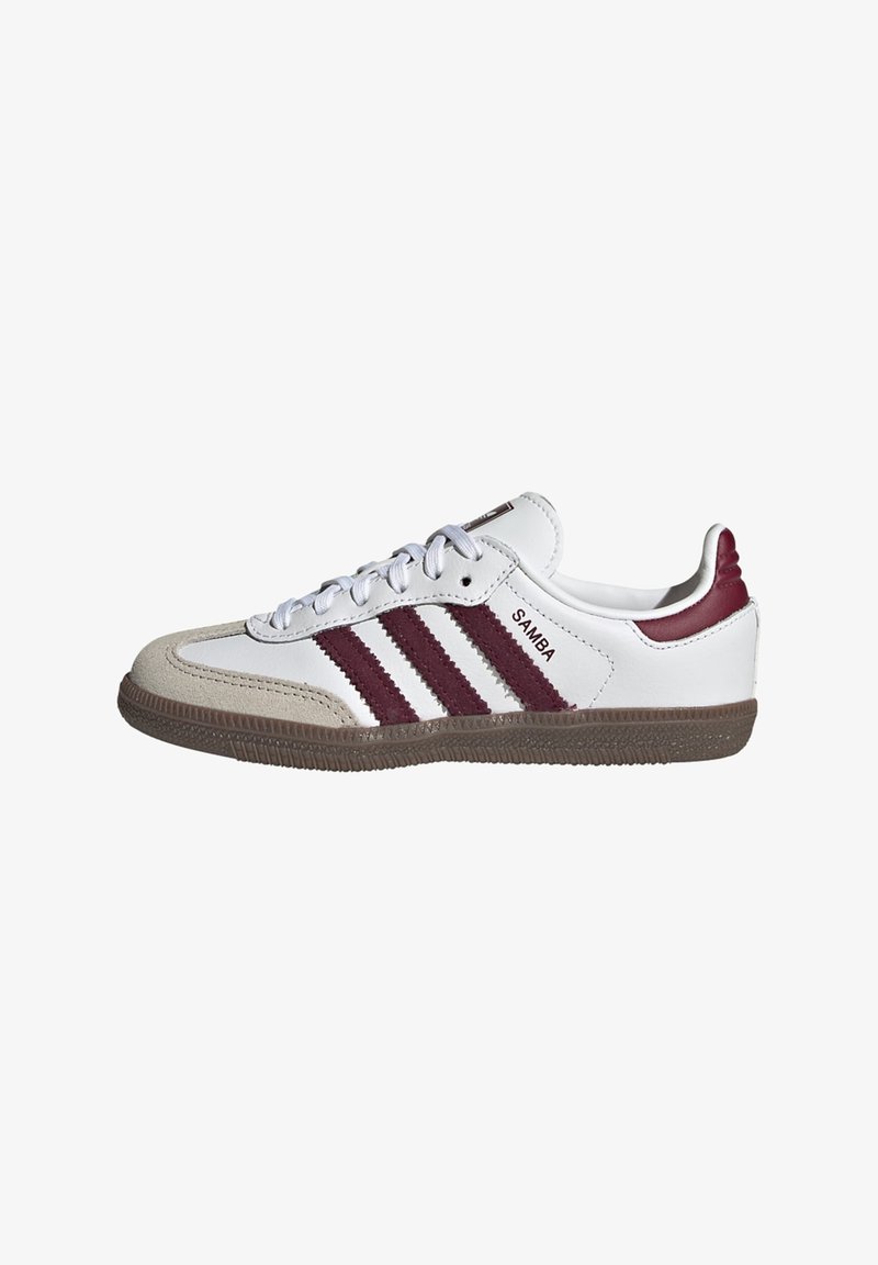 Weißer Adidas Samba Sneaker mit brauner Sohle, beiger Wildleder-Zehenkappe und drei dunkelroten Streifen sowie Fersenlasche.