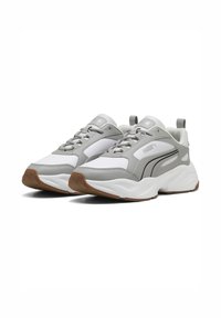 Scarpe sportive grigie e bianche con tomaia in pelle textured, chiusura con lacci, suola ammortizzata e suola in gomma marrone. Presentano il marchio Puma.