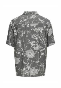 Kurzarmhemd aus grauem Stoff mit einem weißen Blumenmuster, Kragen und Rückenfalte für zusätzliche Details.