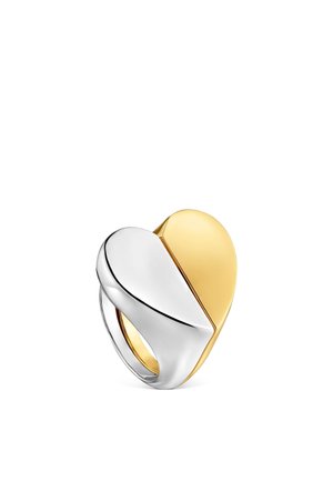 Zweifarbiger polierter Ring mit einem abstrakten, geschwungenen Design, das in silberne und goldene Hälften aufgeteilt ist, vor weißem Hintergrund.
