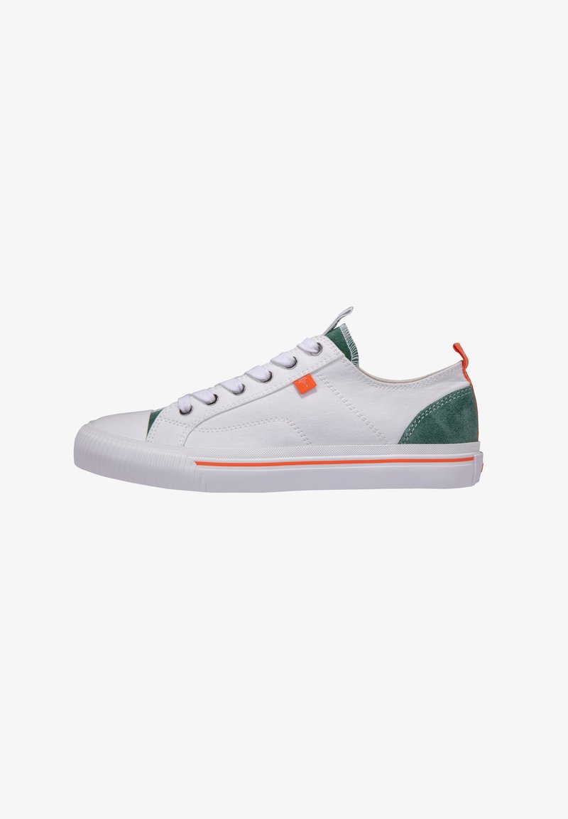 Baskets basses blanches avec talon et languette en daim vert, languettes de traction orange, bande orange sur la semelle et lacets blancs sur fond blanc.