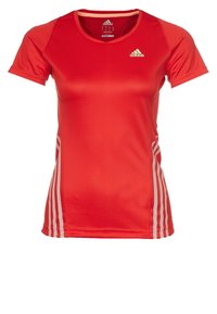 Camisa atlética roja de manga corta, hecha de material sintético suave, con franjas blancas a lo largo de los lados y un pequeño logo en el pecho.
