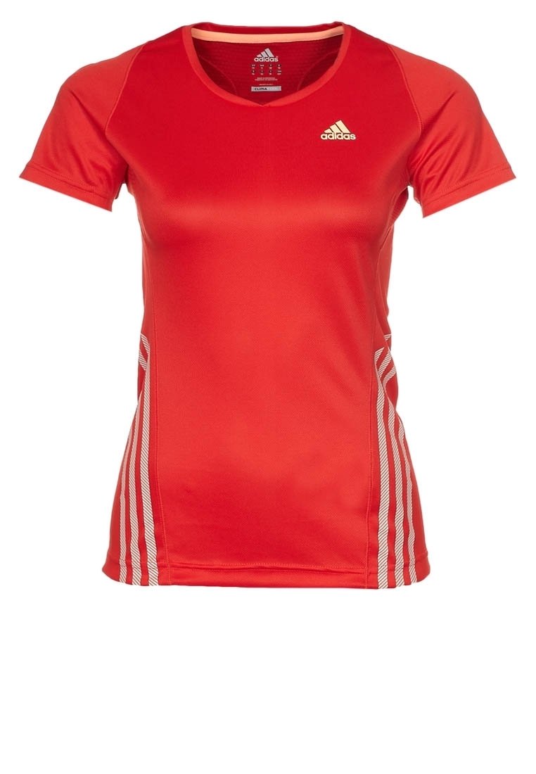 Camisa atlética roja de manga corta, hecha de material sintético suave, con franjas blancas a lo largo de los lados y un pequeño logo en el pecho.