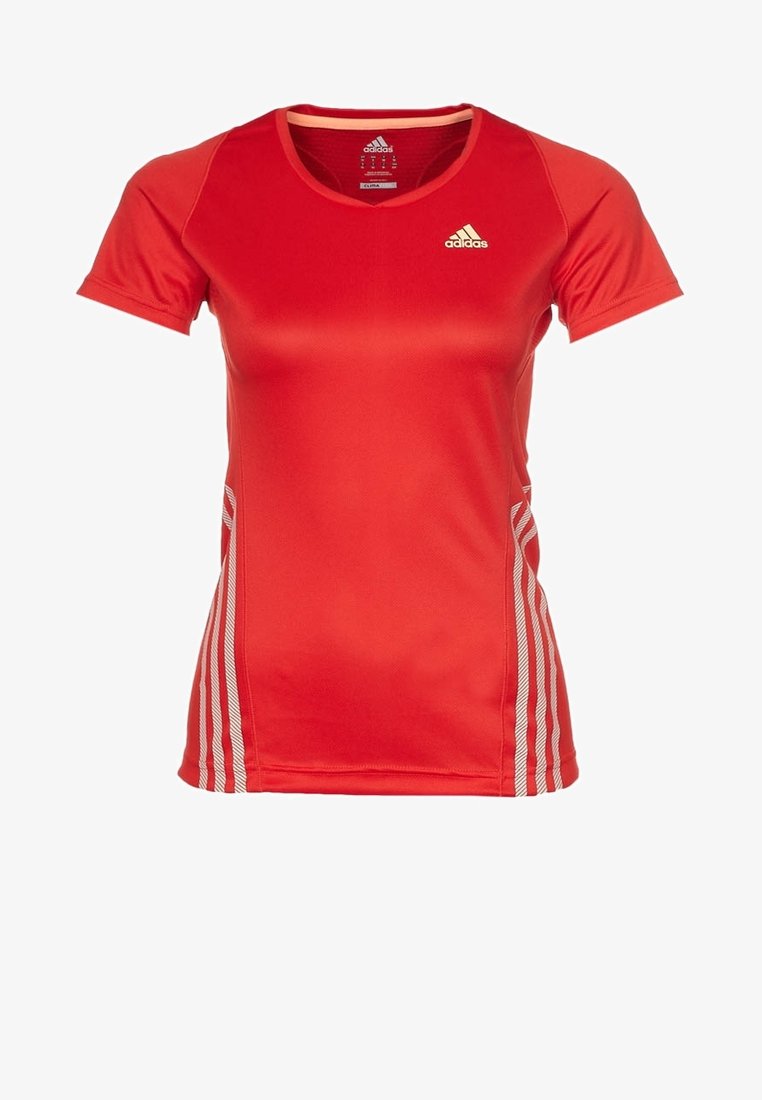 Camisa atlética roja de manga corta, hecha de material sintético suave, con franjas blancas a lo largo de los lados y un pequeño logo en el pecho.