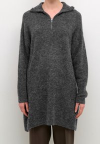 Grauer, gestrickter Tunika-Pullover mit einem halben Reißverschluss am Kragen, langen Ärmeln und einer lockeren Passform, der einen leicht längeren Rückensaum aufweist.