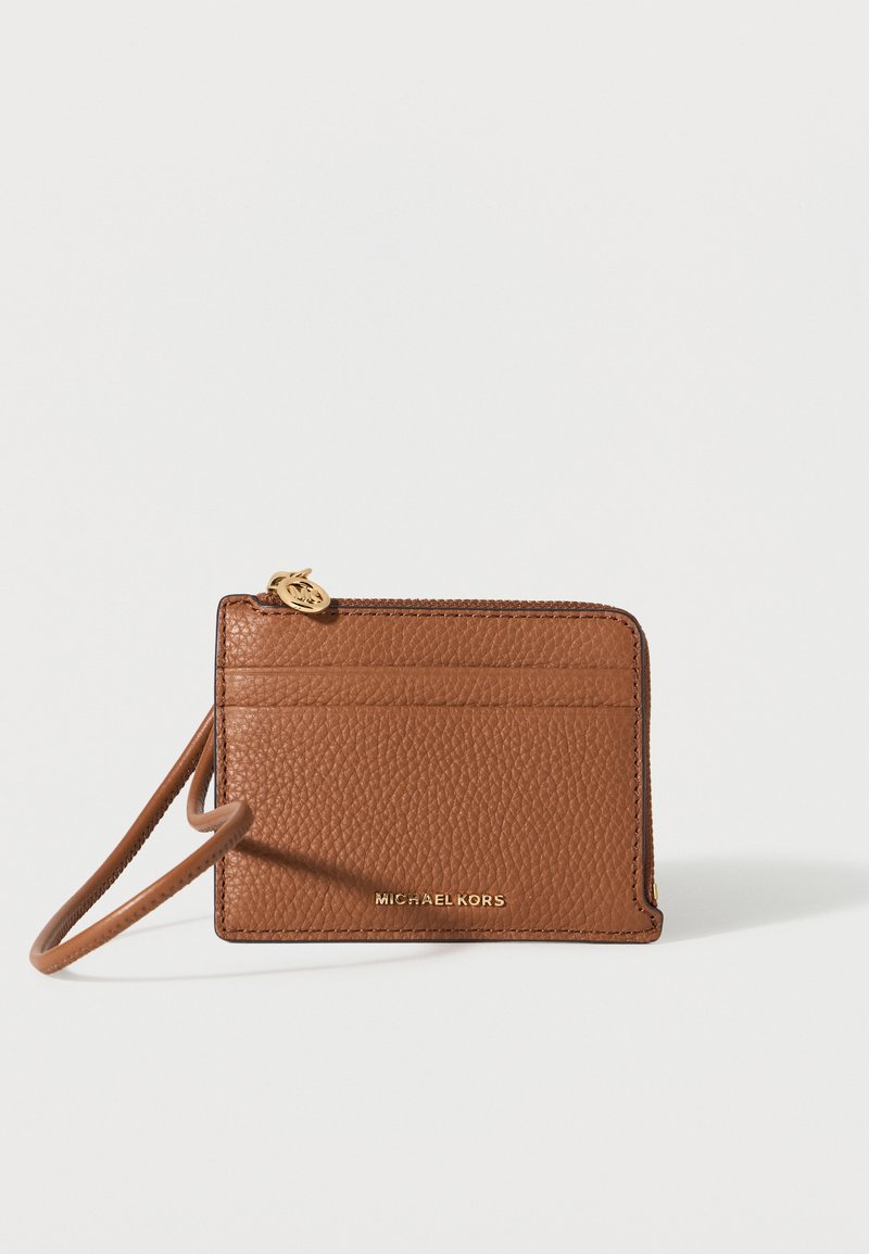 Καφετί υφασμένο πορτοφόλι καρτών από δέρμα με χρυσλό φερμουάρ και λογότυπο, που διαθέτει δύο θήκες για κάρτες και λουρί καρπού.