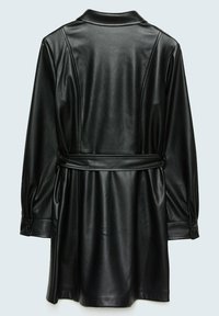 Manteau long à manches longues en similicuir noir avec ceinture à la taille et poignets boutonnés, vu de dos sur un fond clair.