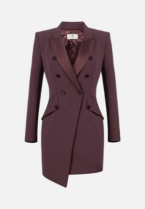 Blazer croisé couleur prune profond avec revers en satin, doté de deux poches à rabat et d'une coupe structurée, texture lisse et coupe nette.