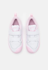 Białe i różowe sneakersy Nike charakteryzują się eleganckim designem, z gładką skórzaną cholewką, rzepami oraz wyścielanym wnętrzem dla komfortu.
