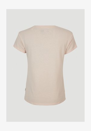 Heledad roosa lühikese varrukaga T-särk, mis on valmistatud pehmest kangast, ümarate kaelustega ja sirge äärega, millel on külgedel väike silt.