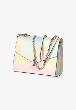 Borsa a mano in pelle iridescente con tracolla in catena argentata, dotata di chiusura a patta e cuciture nere a contrasto lungo i bordi.