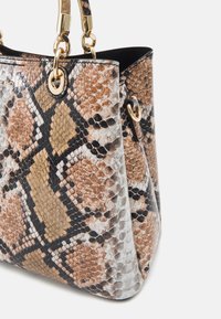 Sac fourre-tout embossé python en nuances de brun et crème. Présente des garnitures dorées, une forme structurée et des motifs noirs accentués.