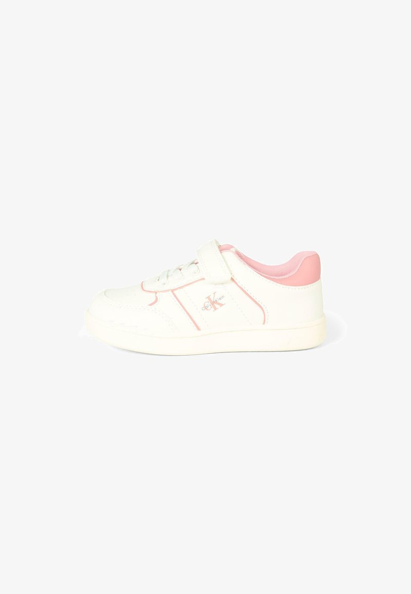 Baskets blanches avec des accents roses, en matériau synthétique. Dotées d'une sangle à boucle auto-agrippante et de lacets, avec une texture lisse et un détail de logo.